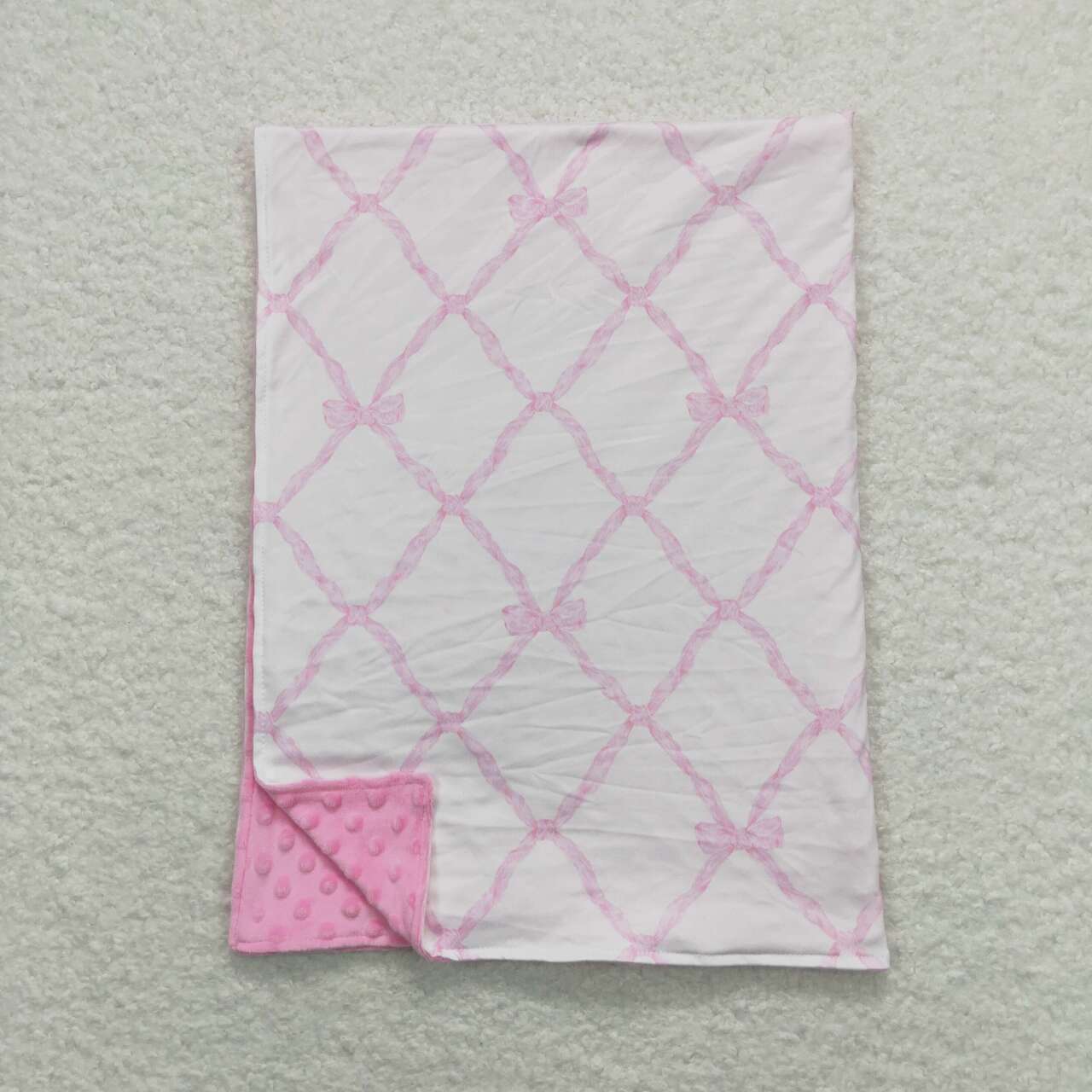 BL0132 Bow pattern pink and white baby blanket